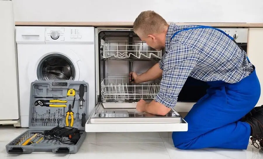 Ferizli Whirlpool servisi teknisyen ekibi beyaz eşya tamiri yaparken